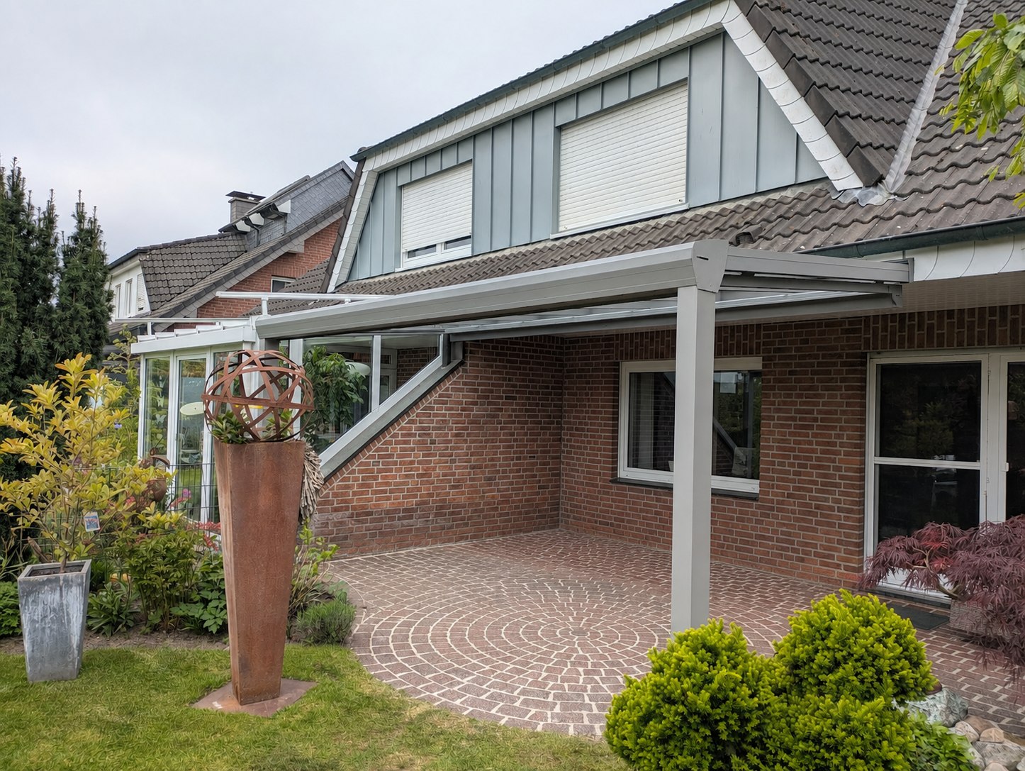 Aluminium-Terrassendach mit integrierter Beschattung an einem Wohnhaus