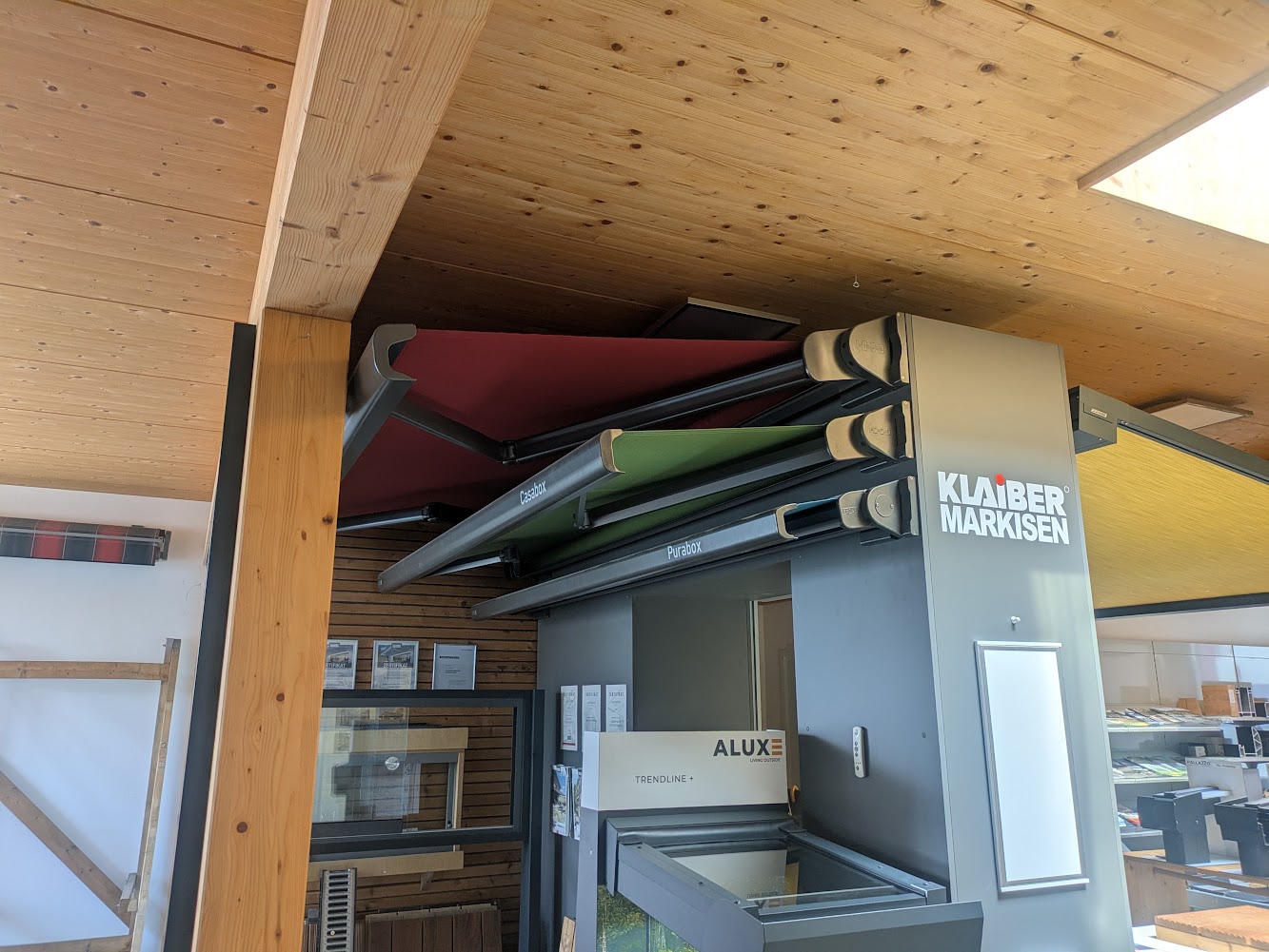 Mehrere ausgefahrene Kassettenmarkisen in der Ausstellung von Holzbau Krampe