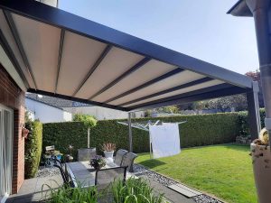 Ausgefahrene Markise als großflächiger Sonnenschutz über einer Terrasse