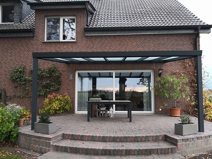 Anthrazitfarbenes Aluminium-Terrassendach an einem Wohnhaus in Oelde