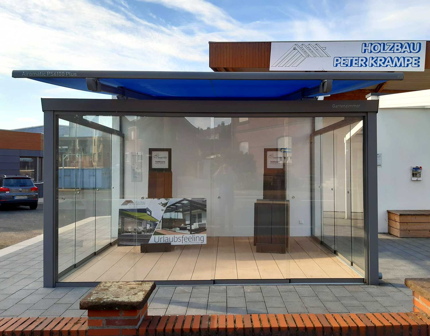Aluminium-Terrassendach mit blauer Beschattung in der Ausstellung von Holzbau Krampe
