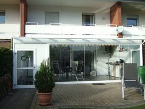 Aluminium-Terrassendach mit Unterbauelementen und einer Ganzglasschiebetür in Oelde