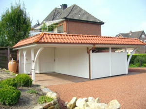 Flachdach-Carport in Oelde mit umlaufender Landhausblende