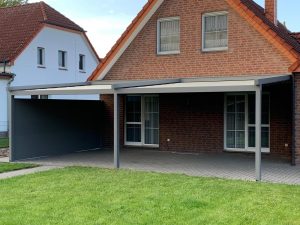 Vorderansicht des multifunktionalen Terrassendachs
