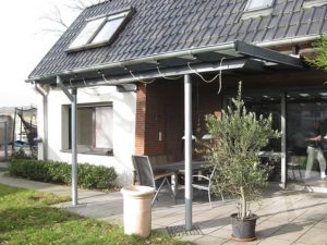 Terrassenüberdachung in Oelde aus Holz/Stahl-Konstruktion