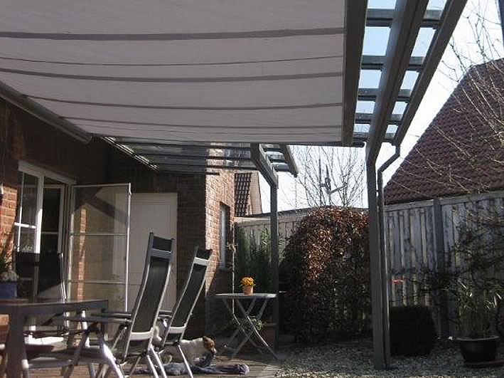 Ausgefahrene Unterglasmarkise unter der Glaseindeckung eines Aluminium-Terrassendachs in Herzebrock-Clarholz